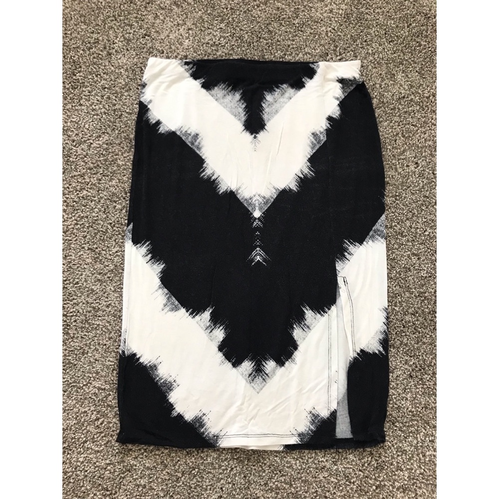 Black and white jersey skirt with slit